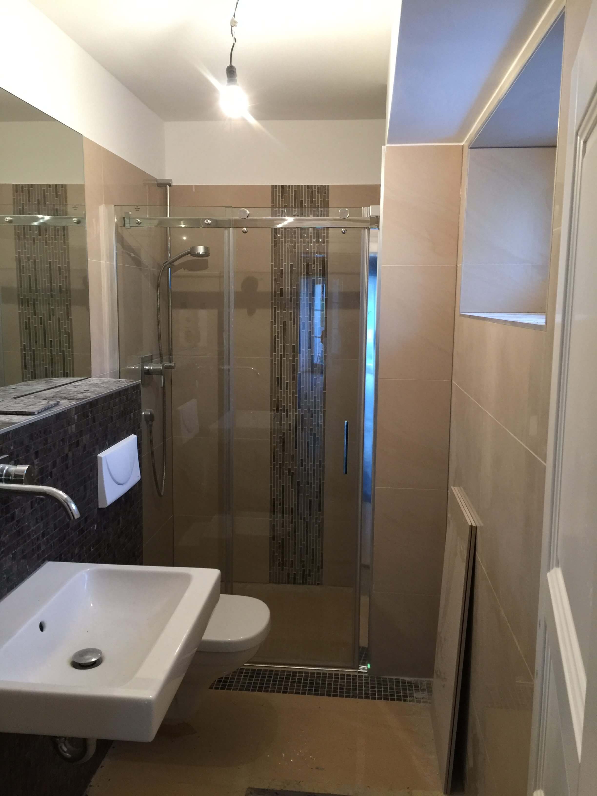 Dusche_mit_Schiebetuer_Duschtuer_mit_Seitenteil_Beispiel