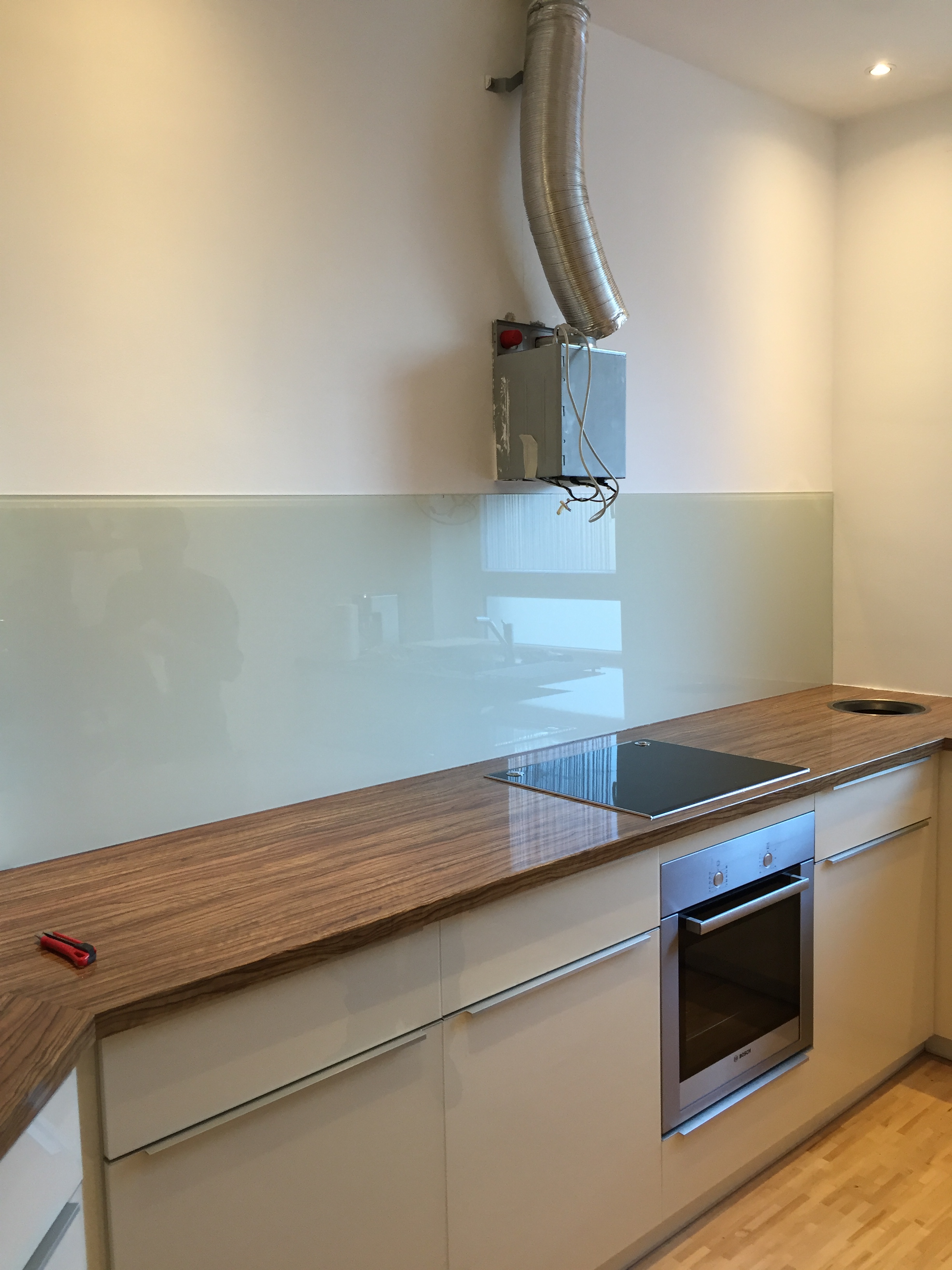 Glasbau_Spritzschutz_in_Küche_aus_ Milchglas